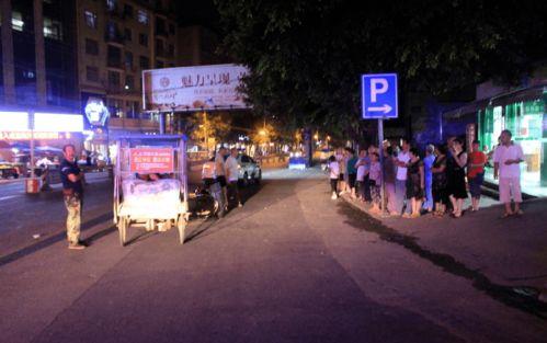 潍坊人民广场吃瓜事件视频,一场引发热议的街头现象