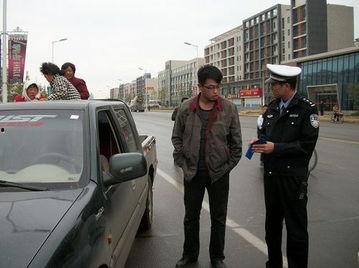 临淄交警吃瓜群众事件,网络舆论下的执法争议与反思